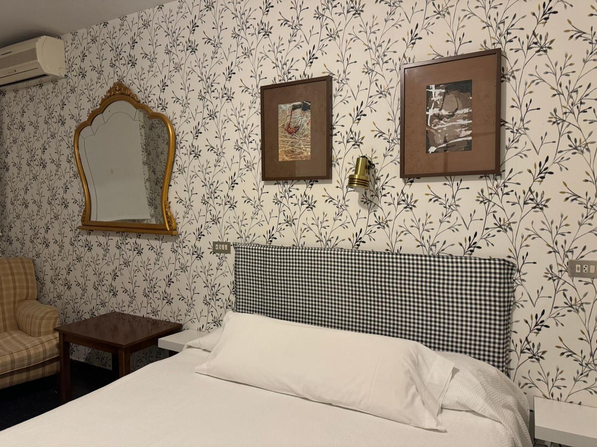 Hostal Pirineos บาร์บัสโตร ภายนอก รูปภาพ