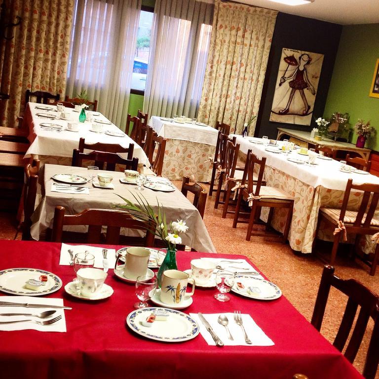 Hostal Pirineos บาร์บัสโตร ภายนอก รูปภาพ