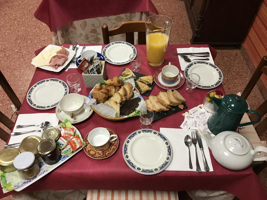 Hostal Pirineos บาร์บัสโตร ภายนอก รูปภาพ