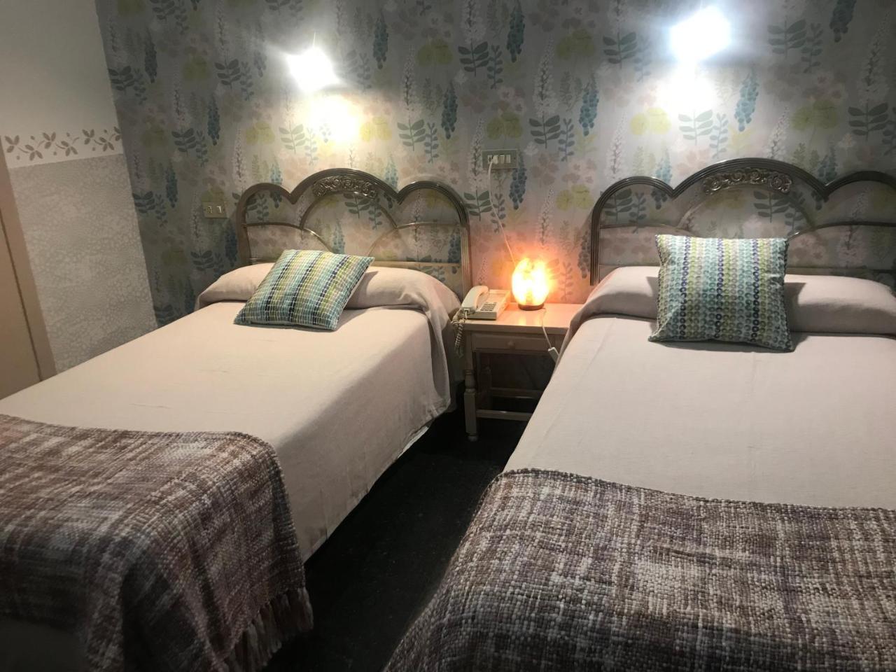 Hostal Pirineos บาร์บัสโตร ภายนอก รูปภาพ