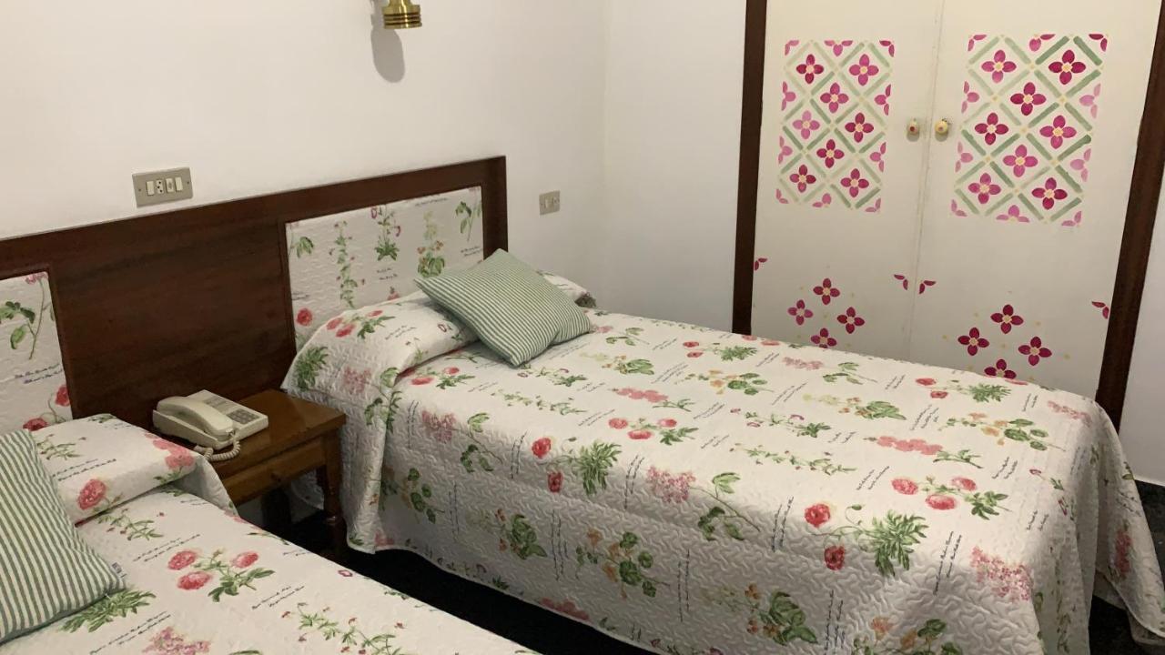 Hostal Pirineos บาร์บัสโตร ภายนอก รูปภาพ